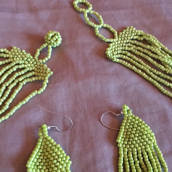 Hand beaded light green necklace and earrings set - Picture 2 of 3